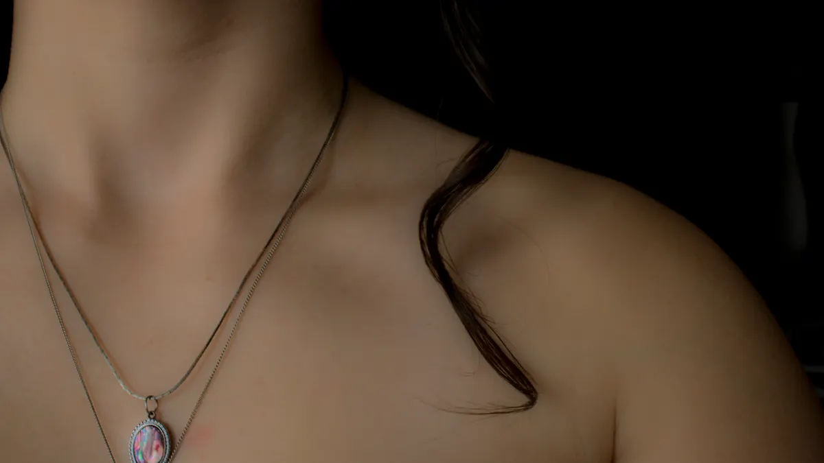 How to choose a chain type for a pendant: cable, box, curb, rope, and snake Woman wearing a small pendant necklace